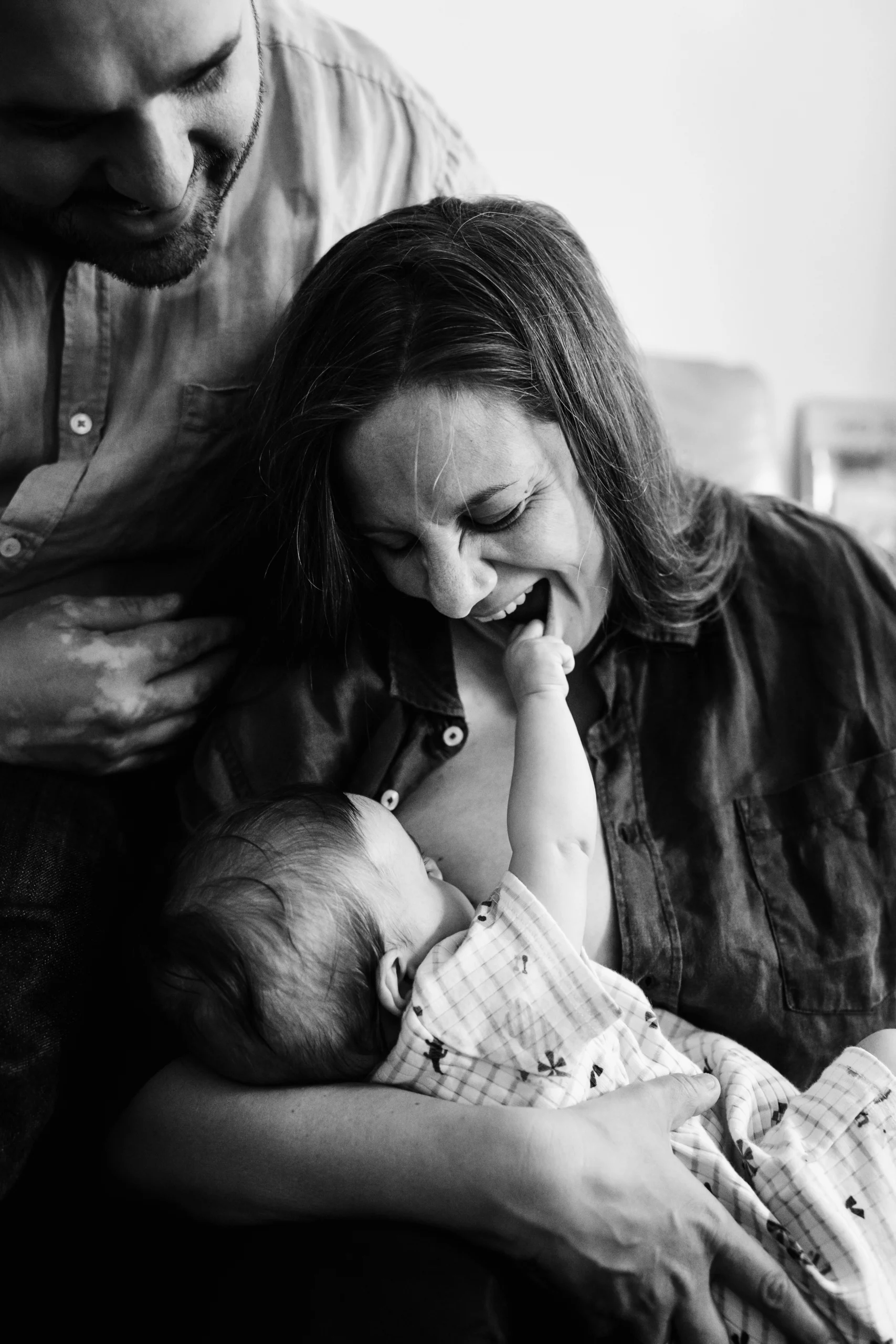 Bébé allaité par sa mère pendant une séance photo naissance à Fontainebleau
