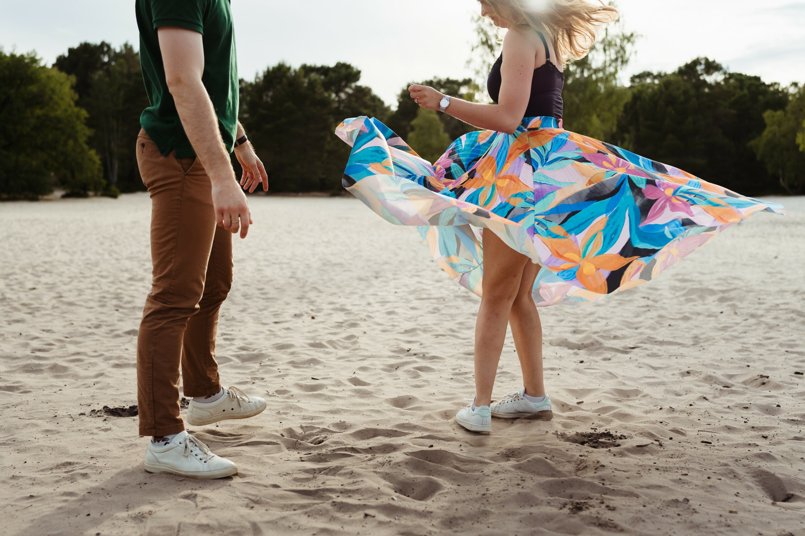 Photo d'un couple qui danse dans le sable pendant une séance photo à Fontainebleau