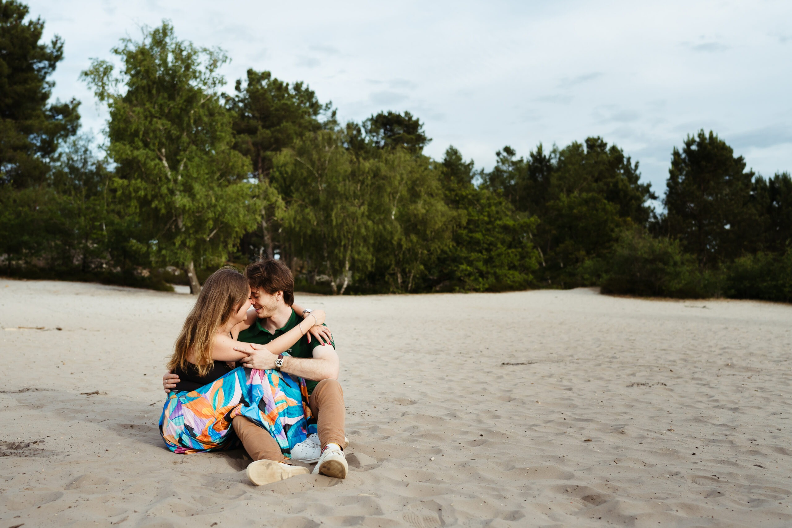 Couple qui s'enlace pendant une séance photo couple dans la forêt de Fontainebleau