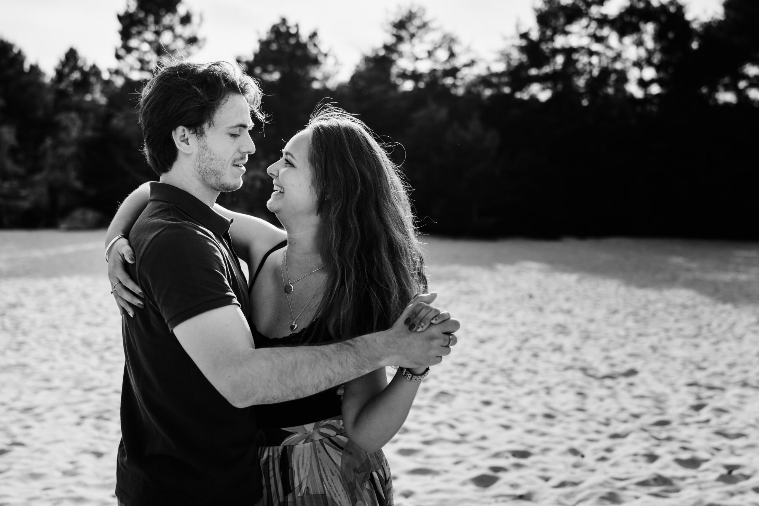 Couple dansant dans le sable pendant une séance photo en forêt de Fontainebleau.