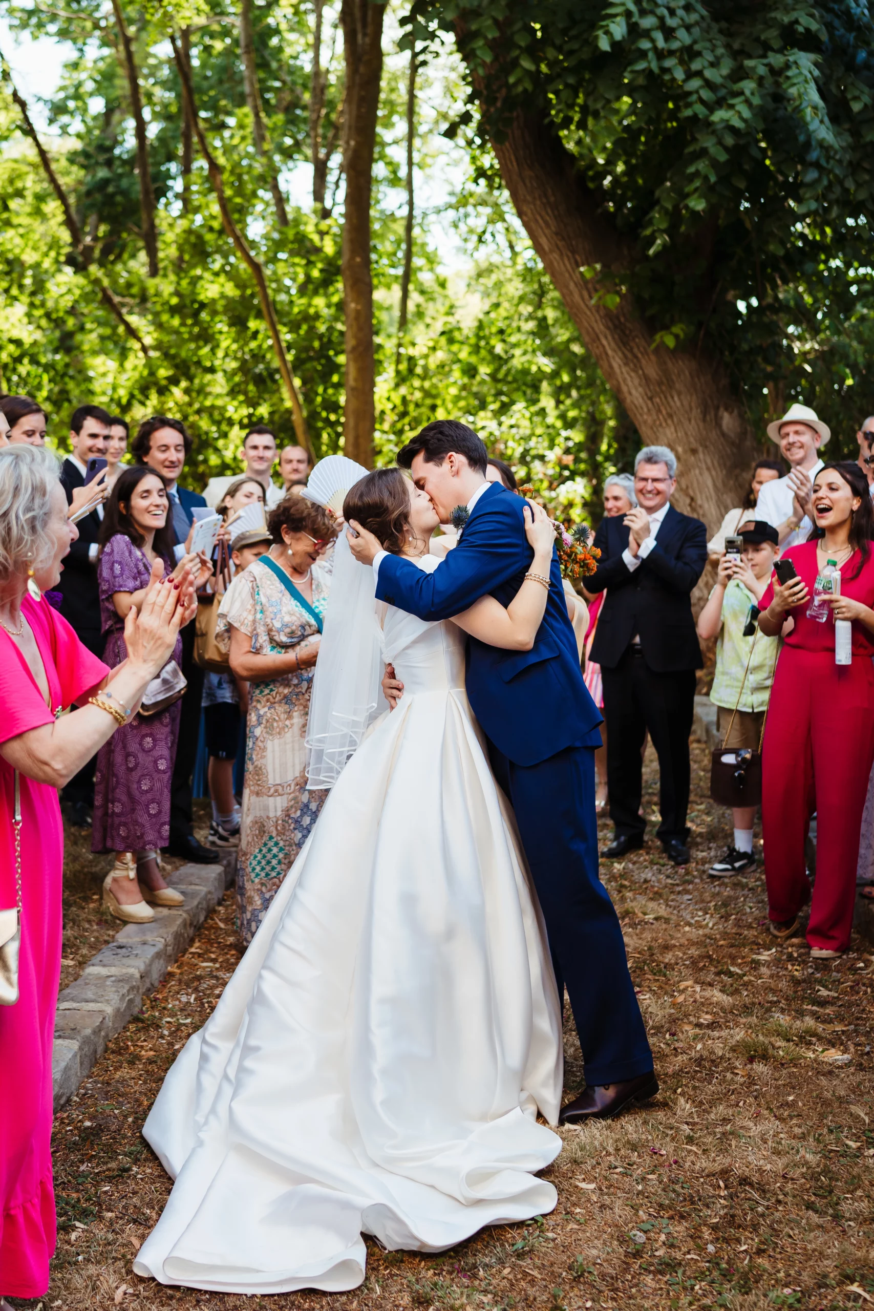 sortie de cérémonie festive et colorée d'un mariage laïque a Fontainebleau