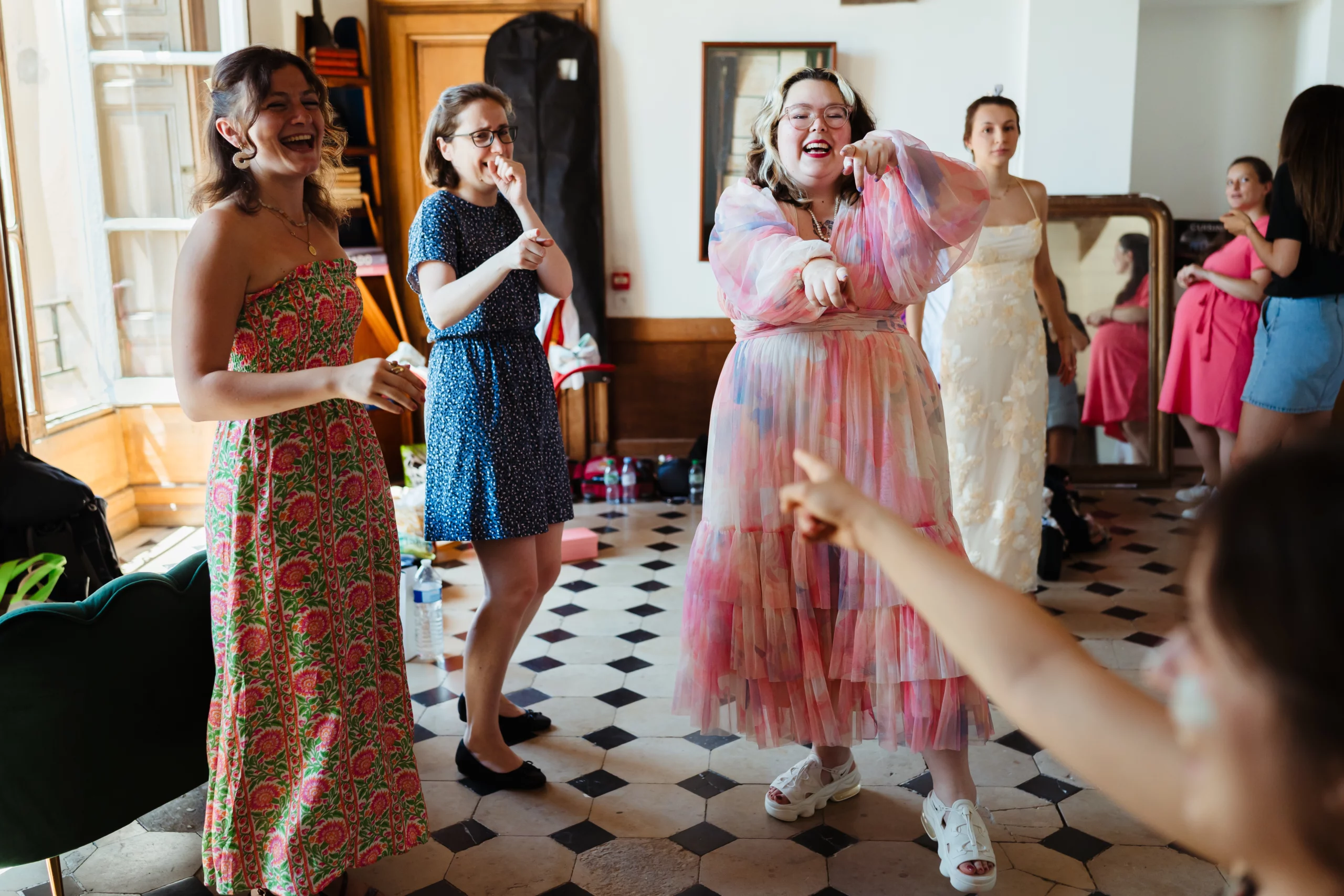 préparatifs de la mariée au chateau de Vaugrineuse pour un mariage coloré et alternatif
